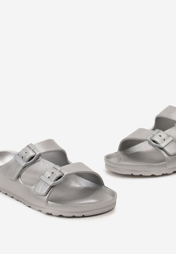 Born2be - Srebrne Piankowe Klapki z Dwiema Klamerkami Tropia. Okazja: na co dzień. Kolor: srebrny. Materiał: len, bawełna. Obcas: na obcasie. Styl: casual. Wysokość obcasa: niski