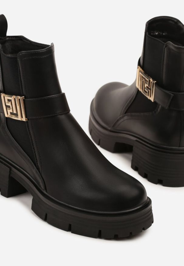 Renee - Czarne Botki Sztyblety Zdobione Metaliczną Aplikacją Cedorie. Okazja: na co dzień. Zapięcie: zamek. Kolor: czarny. Materiał: jeans. Wzór: aplikacja. Sezon: zima, jesień. Obcas: na płaskiej podeszwie. Styl: casual, elegancki