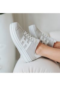 Szare sneakersy damskie Jezzi News 9089. Okazja: na co dzień, na spacer. Zapięcie: sznurówki. Kolor: szary. Materiał: skóra. Szerokość cholewki: normalna. Sezon: wiosna, jesień, lato. Obcas: na platformie. Sport: turystyka piesza