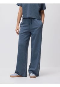 Reserved - Spodnie z bawełną - granatowy. Kolor: niebieski. Materiał: bawełna
