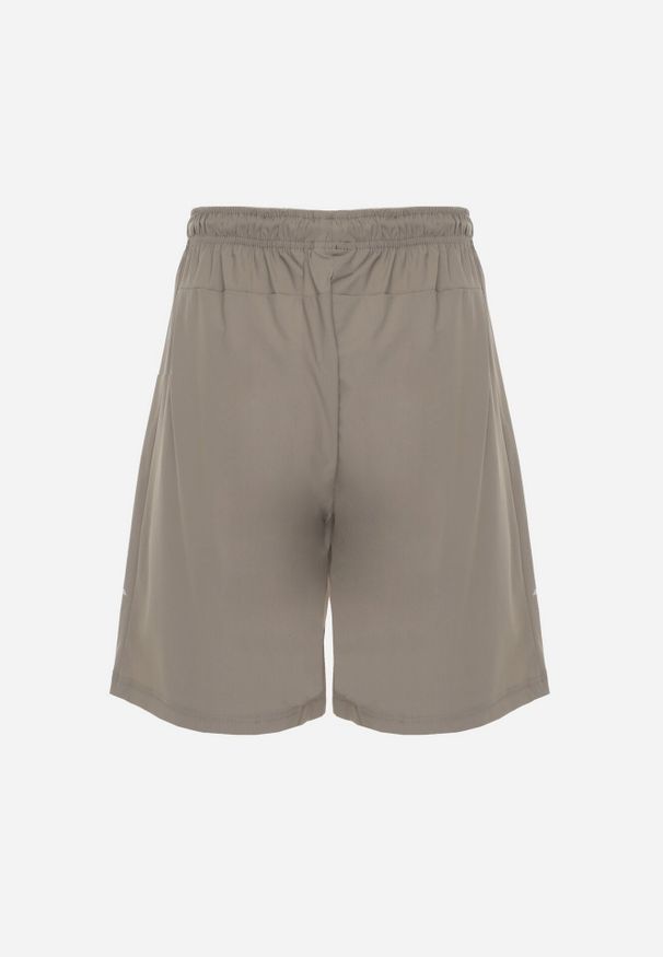 Born2be - Ciemnobeżowe Szorty w Sportowym Stylu ze Sznurkami i Zasuwanymi Kieszeniami Abateia. Okazja: na co dzień. Kolor: beżowy. Materiał: materiał. Wzór: napisy. Sezon: lato. Styl: sportowy