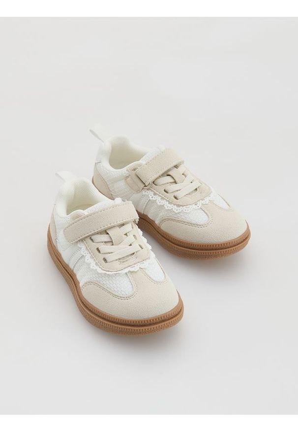 Reserved - Trampki z łączonych materiałów - biały. Kolor: biały. Materiał: materiał