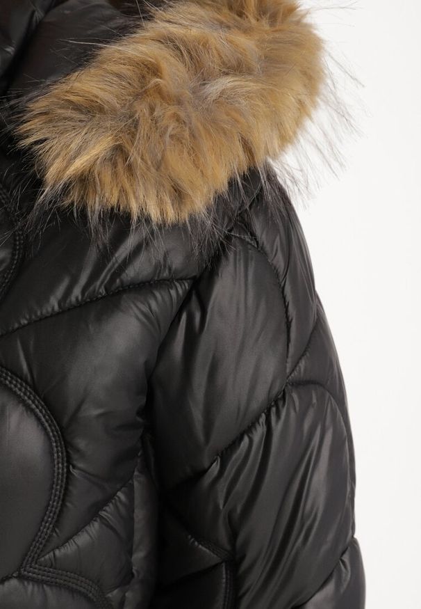 Born2be - Czarna Kurtka z Ozdobnymi Pikowanymi Przeszyciami i Kapturem z Futerkiem Cyrinna. Okazja: na co dzień. Kolor: czarny. Materiał: futro. Styl: elegancki, casual