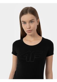 4f - T-shirt regular z nadrukiem damski. Kolor: czarny. Materiał: bawełna, dzianina. Wzór: nadruk