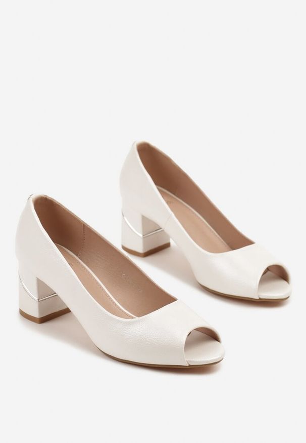 Born2be - Białe Czółenka Peep Toe z Ozdobnym Słupkiem Talmio. Okazja: na spotkanie biznesowe, do pracy. Nosek buta: otwarty. Kolor: biały. Obcas: na słupku. Styl: biznesowy, klasyczny, elegancki
