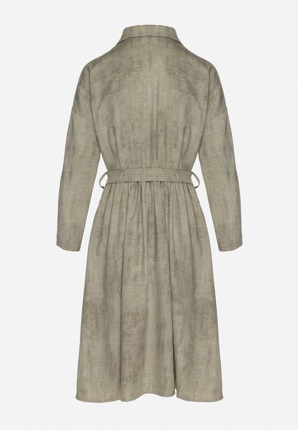 Born2be - Zielona Sukienka o Koszulowym Kroju z Paskiem z Klamrą Evelmio. Okazja: na co dzień. Typ kołnierza: kołnierzyk klasyczny. Kolor: zielony. Materiał: jeans. Długość rękawa: długi rękaw. Typ sukienki: koszulowe. Styl: klasyczny, casual, elegancki