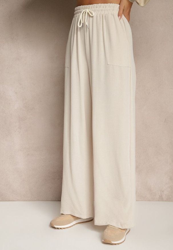 Renee - Beżowe Szerokie Spodnie z Wiskozą z Gumką w Pasie Lealirre. Okazja: na co dzień. Kolor: beżowy. Materiał: wiskoza. Wzór: gładki. Styl: casual