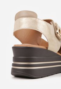 Born2be - Beżowe Sandały ze Skóry Naturalnej na Koturnie z Metaliczną Ozdobą i Cyrkoniami Charevera. Okazja: na co dzień. Zapięcie: rzepy. Kolor: beżowy. Materiał: skóra. Wzór: aplikacja. Obcas: na koturnie. Styl: elegancki, casual #8