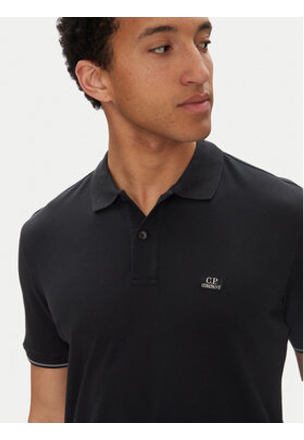 C.P. Company Polo 18CMPL130A006263G Czarny Regular Fit. Typ kołnierza: polo. Kolor: czarny. Materiał: syntetyk
