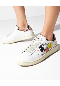 MOA Concept - MOA CONCEPT - Białe sneakersy z wężową zapiętką. Kolor: biały. Wzór: napisy #1