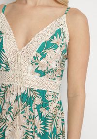 Born2be - Zielona Bawełniana Sukienka Rozkloszowana z Koronką w Tropikalny Wzór Alusela. Okazja: na co dzień. Typ kołnierza: dekolt w serek. Kolor: zielony. Materiał: bawełna, koronka. Długość rękawa: na ramiączkach. Wzór: koronka. Typ sukienki: rozkloszowane. Styl: casual, elegancki #3
