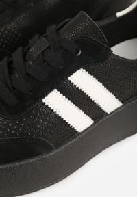 Born2be - Czarne Skórzane Sneakersy na Grubej Podeszwie Ozdobione Paskami i Perforacją Wiefia. Okazja: na co dzień. Zapięcie: pasek. Kolor: czarny. Materiał: skóra. Wzór: aplikacja #8