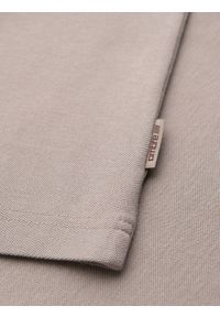 Ombre Clothing - T-shirt męski z kontrastowymi wstawkami i dekoltem w serek – beżowy V2 OM-TSCT-0198 - XXL. Okazja: na co dzień. Typ kołnierza: dekolt w serek. Kolor: beżowy. Materiał: dzianina, materiał, bawełna. Długość: krótkie. Styl: sportowy, casual #5