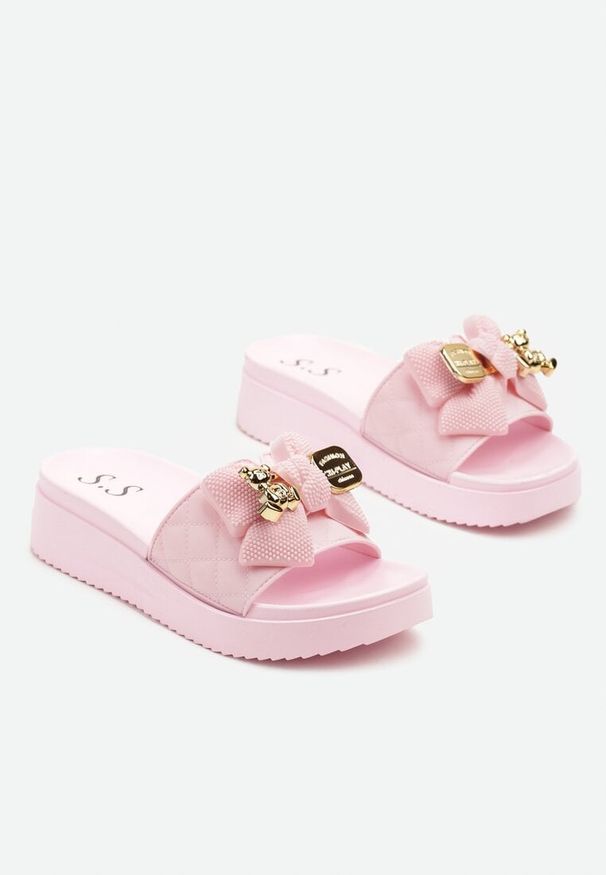 Born2be - Różowe Pikowane Klapki na Grubej Podeszwie z Kokardą i Aplikacjami Karseli. Okazja: na co dzień. Kolor: różowy. Materiał: jeans. Wzór: aplikacja. Styl: casual