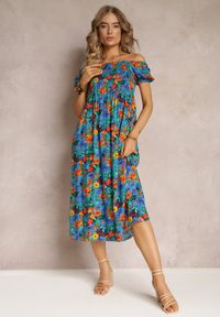 Renee - Niebieska Wiskozowa Sukienka Midi O Fasonie Hiszpanki w Kwiatowy Print Ambersen. Typ kołnierza: dekolt hiszpanka. Kolor: niebieski. Materiał: wiskoza. Wzór: kwiaty, nadruk. Długość: midi