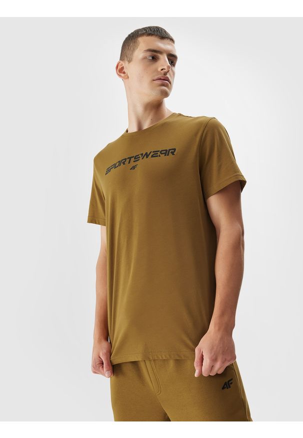 4f - T-shirt regular z nadrukiem męski. Kolor: żółty. Materiał: bawełna. Wzór: nadruk