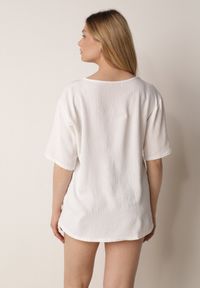 Born2be - Biały Minimalistyczny T-shirt z Teksturowanej Tkaniny z Bawełną Shinost. Okazja: do pracy, na co dzień. Kolekcja: plus size. Kolor: biały. Materiał: bawełna, tkanina. Styl: casual #5