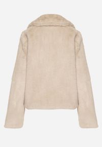 Born2be - Beżowa Krótka Kurtka Futerko z Kołnierzem w Eleganckim Stylu Giriselle. Okazja: na co dzień. Kolor: beżowy. Materiał: futro. Długość: krótkie. Sezon: zima. Styl: elegancki #5