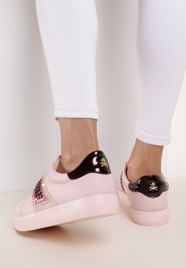 Renee - Różowe Sneakersy Move Around. Zapięcie: bez zapięcia. Kolor: różowy. Materiał: lakier, materiał. Wzór: aplikacja. Obcas: na płaskiej podeszwie