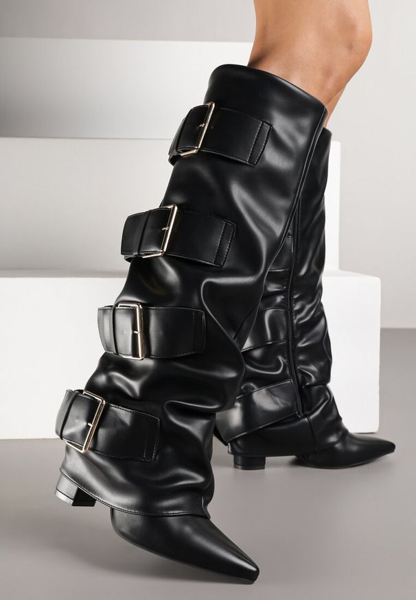 Born2be - Czarne Marszczone Kozaki na Słupkowym Obcasie Zdobione Sprzączkami Arqellia. Okazja: na co dzień. Zapięcie: sprzączka. Kolor: czarny. Wzór: aplikacja. Obcas: na obcasie. Styl: casual, elegancki. Wysokość obcasa: średni