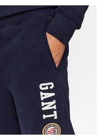GANT - Gant Spodnie dresowe Crest Pants 2006075 Granatowy Relaxed Fit. Kolor: niebieski. Materiał: dresówka, bawełna #5