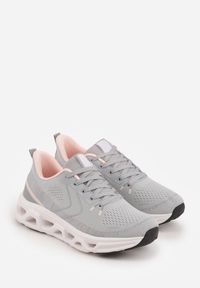 Renee - Szare Siateczkowe Buty Sportowe na Podeszwie z Otworami Quilvia. Okazja: na co dzień. Kolor: szary. Materiał: materiał #2