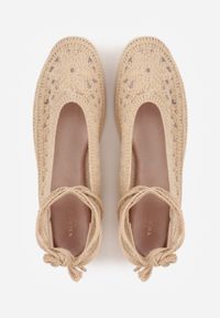 Renee - Ciemnobeżowe Boho Balerinki VICES z Szydełkową Cholewką i Wiązaniem Wokół Kostki Arriria. Okazja: na co dzień. Kolor: beżowy. Materiał: len. Szerokość cholewki: normalna. Wzór: aplikacja. Sezon: lato. Styl: boho #6