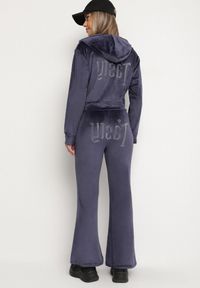 Born2be - Granatowy Welurowy Komplet Dresowy z Cyrkoniową Aplikacją Bluza i Spodnie Mitene. Kolor: niebieski. Materiał: welur, dresówka. Wzór: aplikacja. Sport: turystyka piesza #4