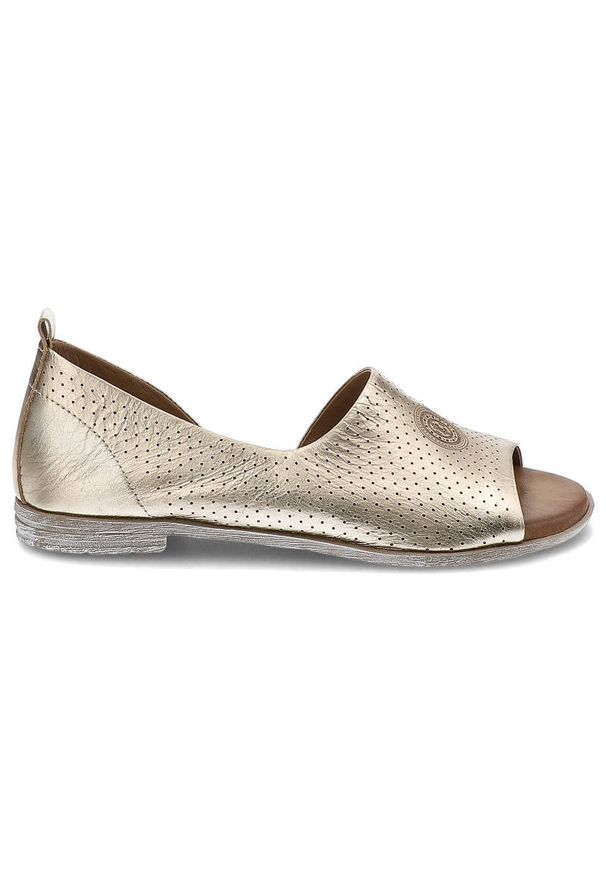 Złote Sandały Artiker Damskie Stylowe Obuwie. Okazja: na imprezę, do pracy, na spotkanie biznesowe, na co dzień, na spacer. Nosek buta: otwarty. Zapięcie: bez zapięcia. Kolor: złoty. Wzór: ażurowy, aplikacja. Materiał: skóra. Sezon: lato. Obcas: na obcasie. Styl: elegancki. Wysokość obcasa: niski