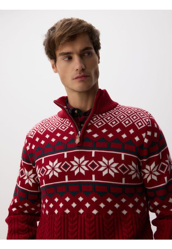 Reserved - Sweter ze świątecznym wzorem - czerwony. Kolor: czerwony. Materiał: dzianina, bawełna. Styl: wizytowy