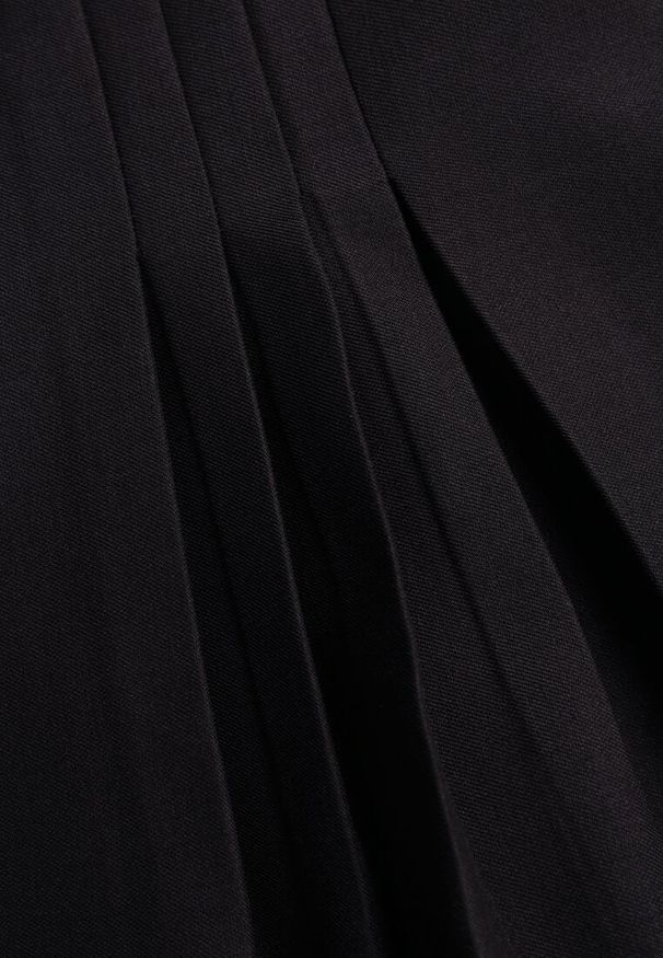 Renee - Czarne Rozkloszowane Spódnico-Spodenki Plisowane High Waist z Paskiem Bastorea. Okazja: na spacer. Stan: podwyższony. Kolor: czarny. Materiał: tkanina. Styl: elegancki