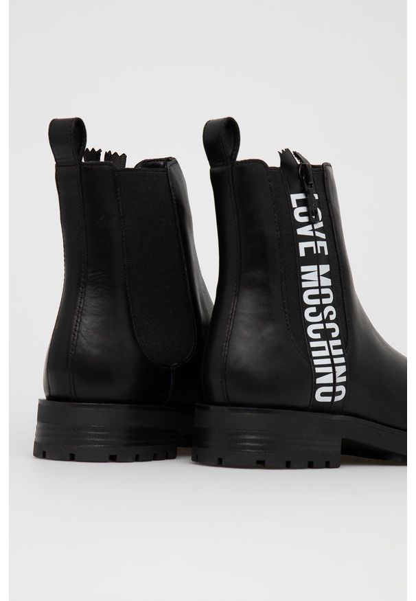 Love Moschino Sztyblety skórzane damskie kolor czarny na płaskim obcasie. Nosek buta: okrągły. Kolor: czarny. Materiał: skóra. Obcas: na obcasie. Wysokość obcasa: niski
