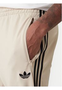 Adidas - adidas Spodnie dresowe Firebird KE6679 Beżowy Loose Fit. Kolor: beżowy. Materiał: syntetyk #5