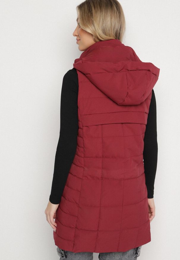Born2be - Bordowa Pikowana Kamizelka z Odpinanym Kapturem i Kieszeniami na Suwak Anoria. Okazja: na co dzień. Kolor: czerwony. Materiał: jeans. Wzór: aplikacja. Styl: casual, klasyczny