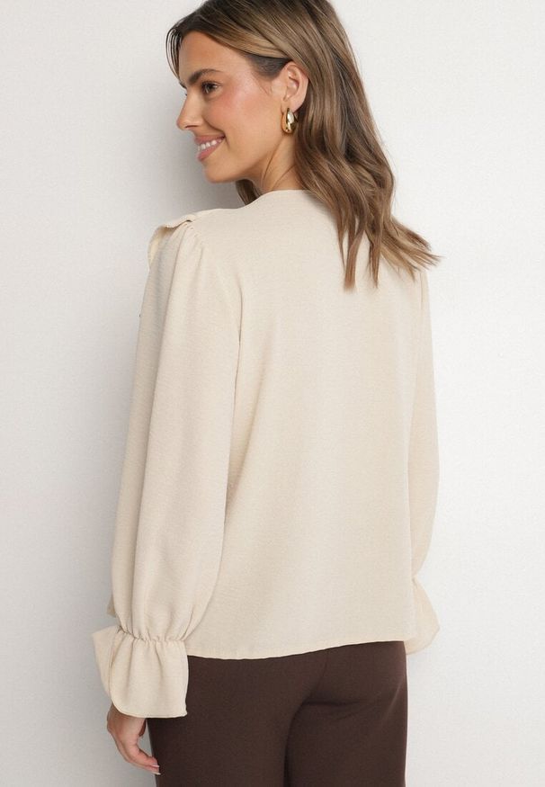 Born2be - Jasnobeżowa Koszula Ozdobiona Falbankami Niledia. Okazja: na co dzień. Typ kołnierza: kołnierz z falbankami. Kolor: beżowy. Materiał: jeans. Długość: długie. Wzór: aplikacja. Styl: casual, elegancki