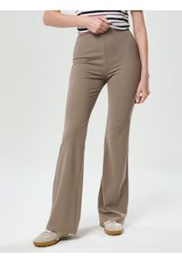Sinsay - Spodnie flare - brązowy. Kolor: brązowy