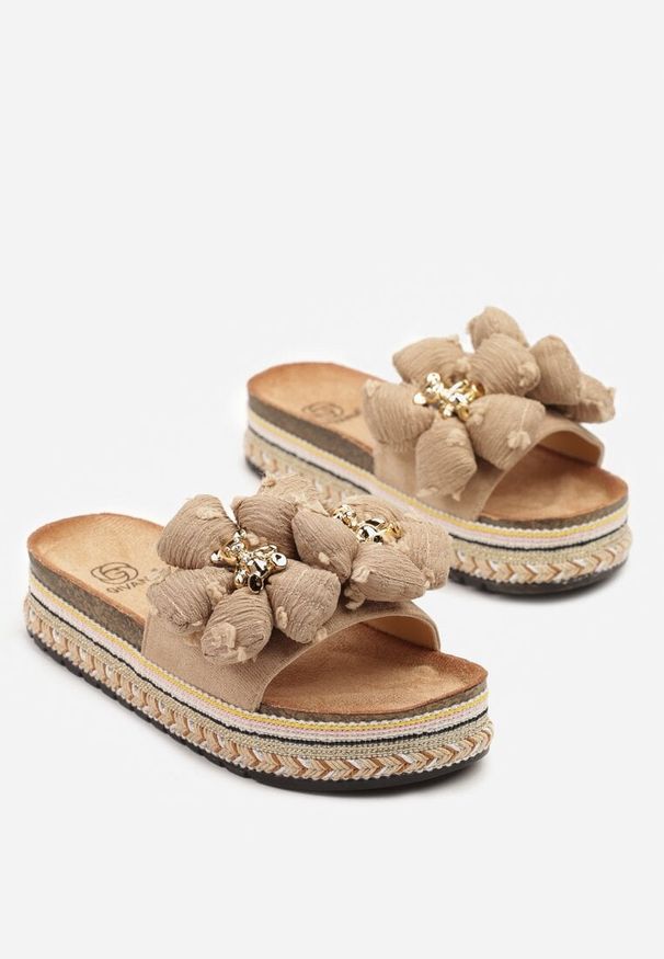 Renee - Ciemnobeżowe Klapki na Platformie z Plecionym Sznurkiem Misiem i Kwiatem 3D Firfitra. Kolor: beżowy. Materiał: jeans. Wzór: kwiaty. Obcas: na platformie. Styl: street