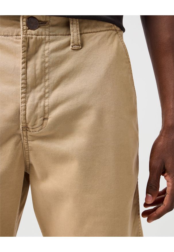 Wrangler - MESKIE SPODENKI WRANGLER CHINO SHORT PLAZA TAUPE 112362349. Okazja: na co dzień. Materiał: skóra, len, materiał, elastan, bawełna. Długość: do kolan. Sezon: lato. Styl: casual, klasyczny