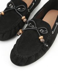 Renee - Czarne Mokasyny Ozdobione Kokardą Koralikami i Przeszyciami Clanrunner. Kolor: czarny. Materiał: jeans. Wzór: aplikacja. Styl: elegancki #7