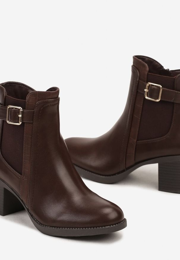 Born2be - Brązowe Botki w Stylu Sztybletów z Gumką i Ozdobną Klamrą Lerisas. Okazja: na spacer. Zapięcie: klamry. Kolor: brązowy. Materiał: jeans. Obcas: na obcasie. Styl: klasyczny, elegancki. Wysokość obcasa: średni