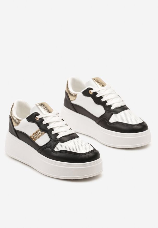 Renee - Czarno-Białe Sneakersy z Ekoskóry za Kostkę ze Sznurowaniami Zdobione Perforacją Raviana. Okazja: na co dzień. Nosek buta: okrągły. Zapięcie: sznurówki. Kolor: czarny. Wzór: aplikacja. Wysokość cholewki: za kostkę. Materiał: jeans. Obcas: na obcasie. Wysokość obcasa: niski