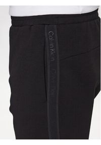Calvin Klein Spodnie dresowe Logo Tape K10K111565 Czarny Comfort Fit. Kolor: czarny. Materiał: syntetyk, dresówka, bawełna #5
