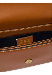 TOMMY HILFIGER - Tommy Hilfiger Torebka Th Script Flap Crossover AW0AW18399 Brązowy. Kolor: brązowy. Materiał: skórzane #5