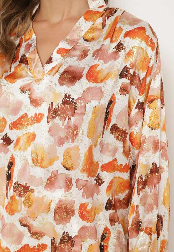 Born2be - Pomarańczowa Bluzka w Abstrakcyjny Print z Dekoltem V Llina. Okazja: na co dzień. Kolor: pomarańczowy. Materiał: jeans. Wzór: nadruk. Styl: casual, elegancki, klasyczny