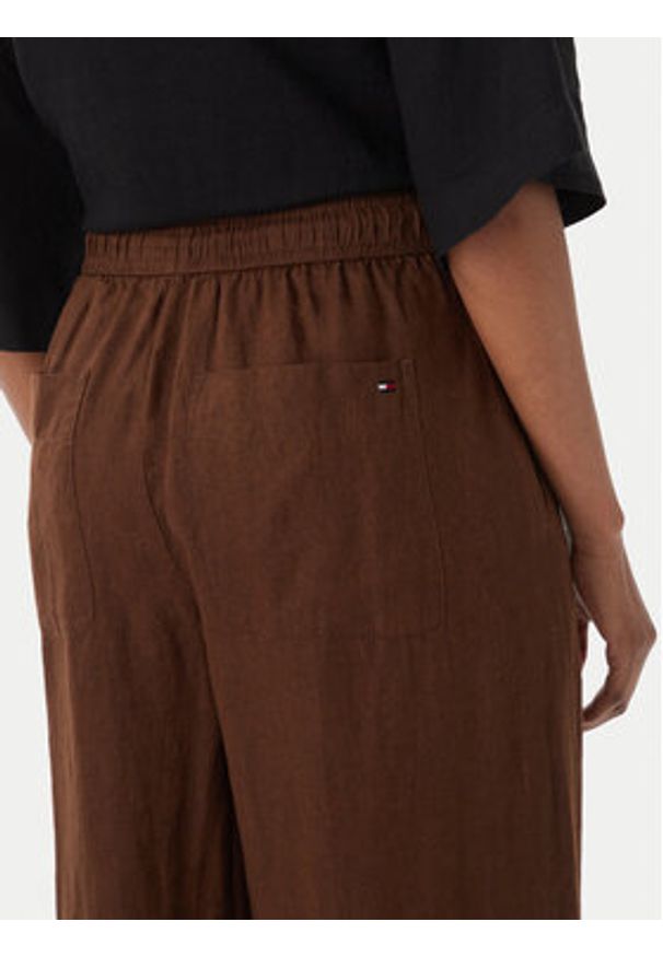 TOMMY HILFIGER - Tommy Hilfiger Spodnie materiałowe WW0WW48970 Brązowy ciemny Wide Leg. Kolor: brązowy. Materiał: len