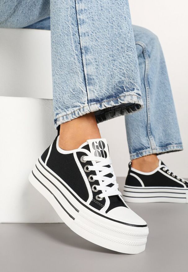 Renee - Czarne Trampki na Platformie Ozdobione Cyrkoniami Arenoria. Okazja: na co dzień. Kolor: czarny. Materiał: jeans. Wzór: aplikacja. Obcas: na platformie. Styl: sportowy, elegancki, casual