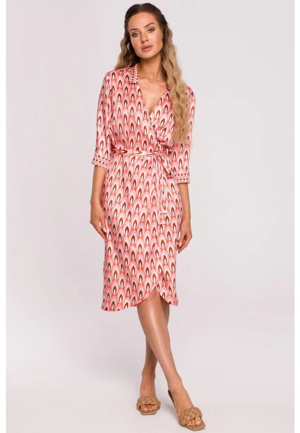 MOE - Satynowa sukienka kopertowa z dekoltem V i wiązaniem różowa. Okazja: na ślub cywilny, na wesele, na imprezę. Kolor: różowy, beżowy. Materiał: satyna. Typ sukienki: kopertowe