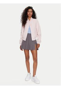 Guess Kurtka bomber W4RL45 WFWS2 Różowy Regular Fit. Kolor: różowy. Materiał: syntetyk