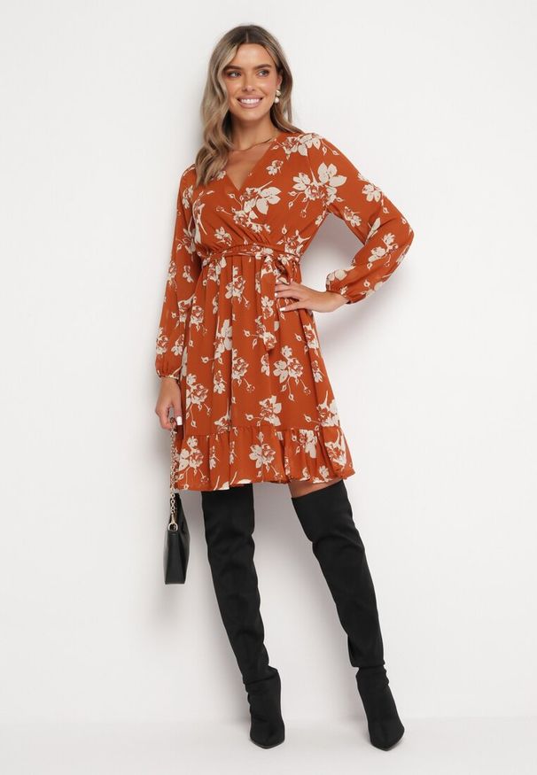 Born2be - Jasnobrązowa Sukienka Mini z Falbanką i Gumką w Pasie Lisanor. Kolor: brązowy. Materiał: materiał. Wzór: aplikacja. Długość: mini