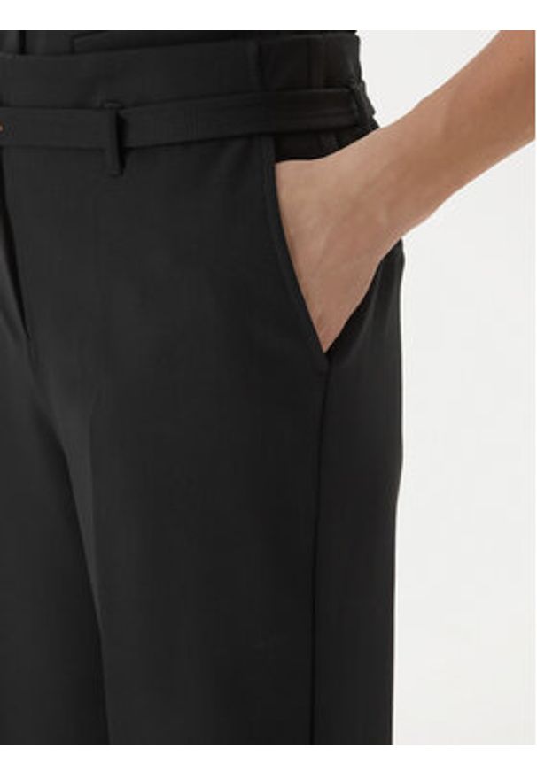 Guess Spodnie materiałowe W6GB17 W1894 Czarny Regular Fit. Kolor: czarny. Materiał: wiskoza, syntetyk